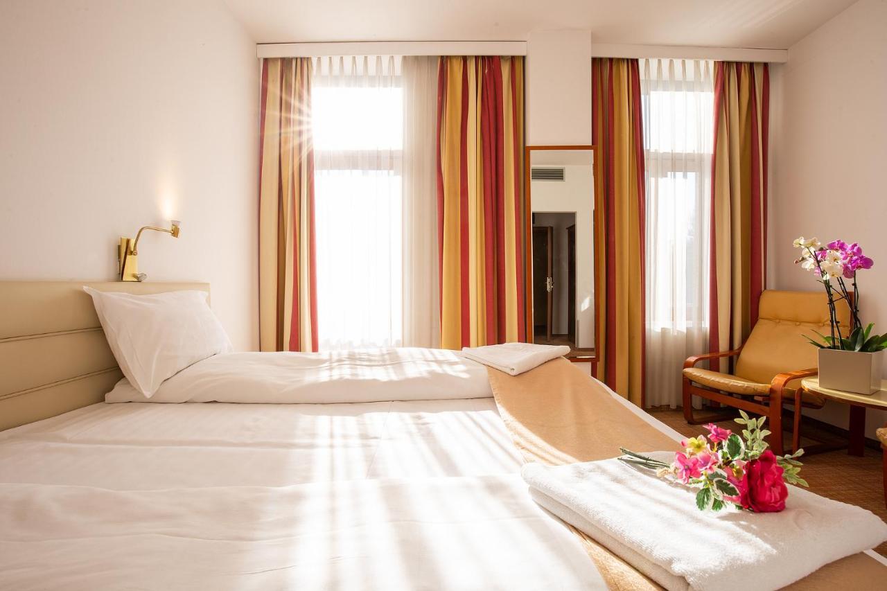 Hotel Dana 2 Satu Mare Bagian luar foto